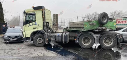 Երևանում՝ «Գազպրոմ Արմենիա»-ի մոտ, բախվել են «Toyota»-ն, «Mercedes»-ը ու «Volvo Trailer»-ը. shamshyan.com