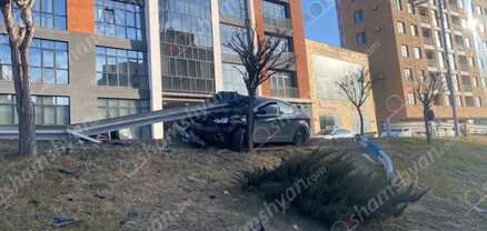 Երևանում «Hyundai Elantra»-ն մխրճվել է երկաթե արգելապատնեշի մեջ. shamshyan.com