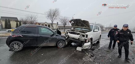 Երևանում «Toyota»-ն անցել է բազալտե եզրաքարերի վրայով, կոտրել ծառն ու բախվել «Nissan»-ին. կա վիրավոր. shamshyan.com