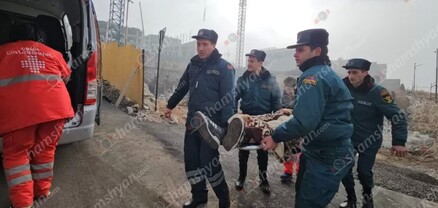 Երևանում «KamAZ»-ը կոտրել է ալյումինե թիթեղներն ու մոտ 10 մետր բարձրությունից ընկել շինհրապարակ. կա վիրավոր. shamshyan.com