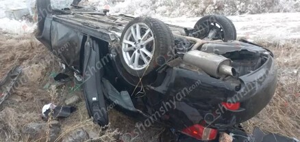Կոտայքի մարզում «Lexus»-ը մերկասառույցի պատճառով ընկել է սահքի մեջ և գլխիվայր շրջվել. shamshyan.com