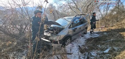 Լոռիում «Opel Zafira»-ն բախվել է երկաթբետոնե արգելապատնեշներին, ծառերին ու հայտնվել ձորակում. կա 3 վիրավոր. shamshyan.com