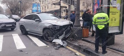 Կենտրոնում բախվել են «iCar» էլեկտրամոբիլը և «Mercedes»-ը. shamshyan.com