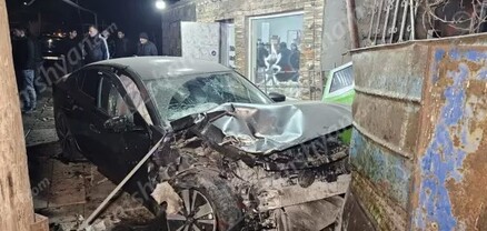 Երևանում բախվել են Honda-ն ու Nissan-ը. վերջինը բախվել է խանութի պատին ու կոտրել վճարային տերմինալը. կա 4 վիրավոր. shamshyan.com