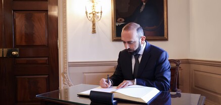 Արարատ Միրզոյանը գրառում է կատարել ԱՄՆ պետքարտուղարության հյուրերի մատյանում