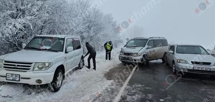 Ճանապարհի մերկասառույցի պատճառով Արագածոտնի մարզում բախվել են Mercedes-ը, Mitsubishi-ն և Opel-ը. shamshyan.com