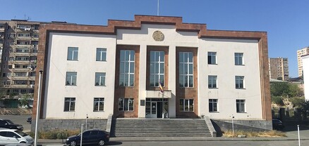 Քաղաքացիները հավաքվում են Աջափնյակի դատարանի շենքի մոտ, որտեղ քննվում է Ղարիբ Բաբայանի կալանքի միջնորդությունը