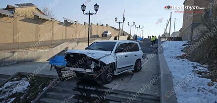 Աբովյանում «Toyota Land Cruiser»-ը դուրս է եկել երթևեկելի գոտուց, կոտրել նստարաններ, աղբամաններ, լուսատուներ․ shamshyan.com
