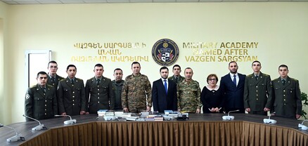 Նախագահի աշխատակազմը գրքեր է նվիրել Վազգեն Սարգսյանի անվան ռազմական ակադեմիային և Ազգային գրադարանին