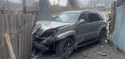 Գյումրիում բախվել են «Opel»-ն ու «Lexus»-ը, որն էլ կոտրել է բնակչի տան երկաթե պարիսպն ու հայտնվել տան բակում. shamshyan.com