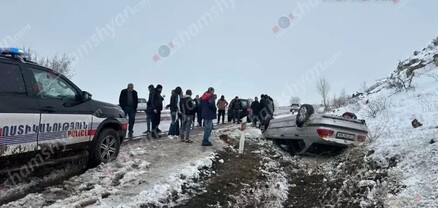Արագածոտնի մարզում «BMW»-ն բախվել է հողաթմբին և գլխիվայր շրջվել․ shamshyan.com
