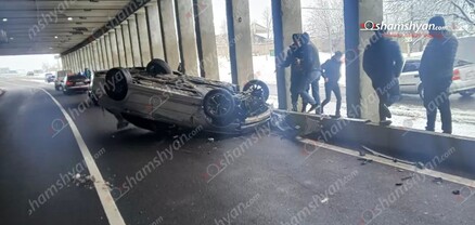 Արմավիր-Էջմիածին թունելում «BMW»-ն բախվել է բետոնե արգելապատնեշներին և գլխիվայր շրջվել․ shamshyan.com