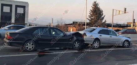 Աբովյանի նախկին «Գայի պոստ»-ի դիմաց բախվել են 2 «Mercedes»-ները և «Hyundai Sonata»-ն․ կա վիրավոր․ shamshyan.com
