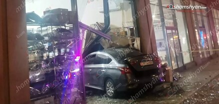 Երևանում բախվել են «Lada Priora»-ն ու «Nissan Sentra»-ը, վերջինն էլ հայտնվել է «Prestige Motors» խանութի տարածքում. shamshyan.com