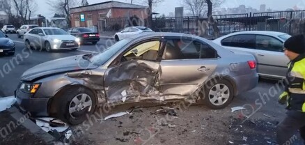 Երևանում բախվել են Hyundai-ն, Volkswagen-ը և բեռնատարը, իսկ վերջինը բախվել է կայանված Ford Fusion-ին. կան վիրավորներ. shamshyan.com