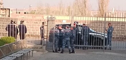 Փարաքարի մի քանի ընտրատեղամասերի առջև կան ոստիկանական ուժերի կուտակումներ. «ՀայաՔվե»