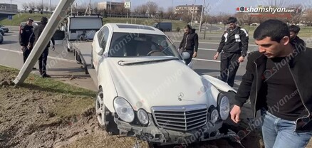Երևանում բախվել են «BMW»-ն ու «Mercedes E350»-ը. վերջինն էլ բախվել է էլեկտրասյանն ու հայտնվել գազոնում. shamshyan.com