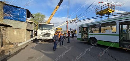 Երևանում երկաթե էլեկտրասյունը հիմքից պոկվել ու կախվել է էլեկտրալարերի վրա. shamshyan.com