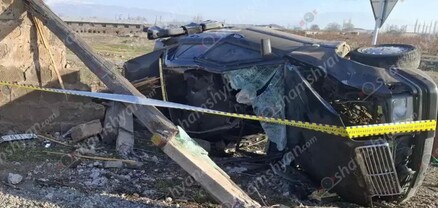 Արմավիրի մարզում «Mercedes»-ը կոտրել է էլեկտրասյունը, ապա բախվել քարե պարսպին և կողաշրջվել․ կան վիրավորներ. shamshyan.com