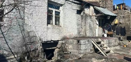 Գյումրիում Ղորղանյան փողոցի տներից մեկի պատի մի հատվածից քարեր են պոկվել. shamshyan.com