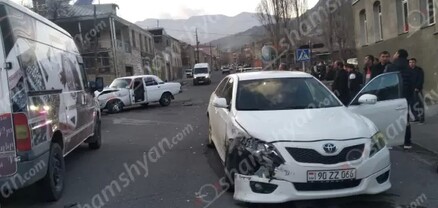 Ավտովթար՝ Գորիսում․ բախվել են Toyota-ն և «ԳԱԶ 31029»-ը․ վերջինի վարորդին տեղափոխել են հիվանդանոց․ shamshyan.com