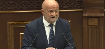 Жизнь невозможно повернуть назад․ Հովիկ Աղազարյանն ԱԺ-ում երգում է