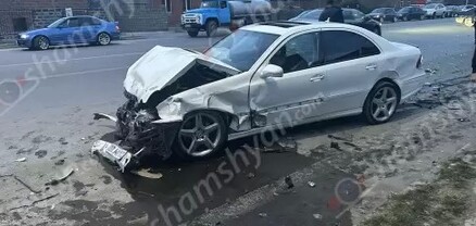 Արմավիրի մարզում բախվել են 2 Mercedes-ները, որոնք այնուհետև բախվել են կայանված ևս 2 Mercedes-ների և «ՎԱԶ 2107»-ի․ shamshyan.com
