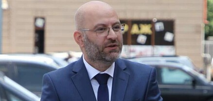 Ժամանակ չունեմ․ Գյումրիի ՔՊ-ական մարզպետը փախավ լրագրողներից