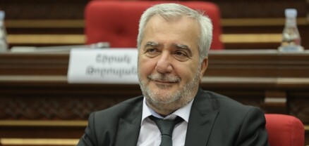 Անդրանիկ Քոչարյանը ստորագրություն է պահանջում թիմակիցներից՝ զեկույցին ծանոթանալու համար․ Ժողովուրդ