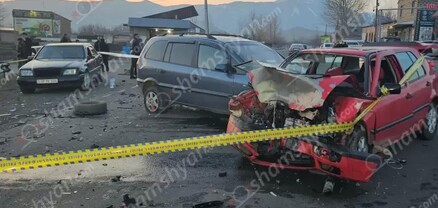 Կոտայքի մարզում բախվել են Mercedes-ը, Opel-ը և Volkswagen Golf-ը․ 2 վիրավորներից մեկին տեղափոխել են Երևան․ shamshyan.com