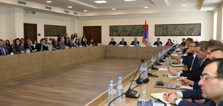 ՀՀ ԱԳՆ գլխավոր քարտուղարը հանդիպել է դիվանագիտական ներկայացուցչությունների ղեկավարների հետ
