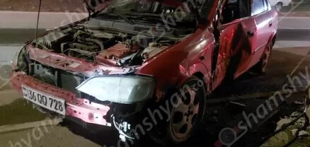Արարատի մարզում բախվել են Mercedes-ն ու Opel-ը․ վերջինը կոտրել է բետոնե էլեկտրասյունը․ shamshyan.com