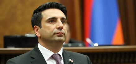 Ալեն Սիմոնյանը ԱԺ կին պատգամավորներին պարգևատրել է կանանց տոնի առթիվ