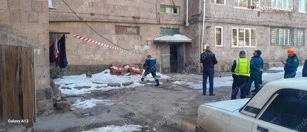 Արթիկում բնակելի շենքից մի քանի քար է թափվել. shamshyan.com