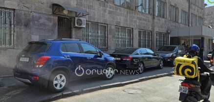 Քաղմասի «բեսպրեդել»-ը․ ոստիկանները մեքենաները կայանել են մայթի վրա