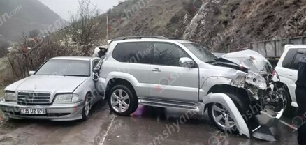 Սյունիքում «Toyota Prado»-ն վրաերթի է ենթարկել քաղաքացուն, ապա բախվել բեռնատարին ու «Mercedes»-ին․ կա վիրավոր․ shamshyan.com