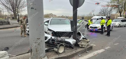 Իսակովի պողոտայում բախվել են «Nissan»-ն ու «Mercedes»-ը. վերջինն էլ բախվել է լուսակիրին. shamshyan.com
