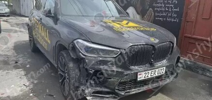 Երևանում Toyota-ն բախվել է հայտնի բլոգեր «222 Lava»-ի BMW X5-ին. shamshyan.com