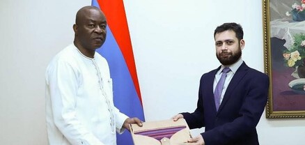 Բուրկինա Ֆասոյի դեսպանը իր հավատարմագրերն է հանձնել Վահան Կոստանյանին