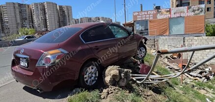 Երևանում «Nissan»-ը բախվել է բազալտե եզրաքարին, հայտնվել մայթին, կոտրել երկաթե ճաղավանդակը. shamshyan.com