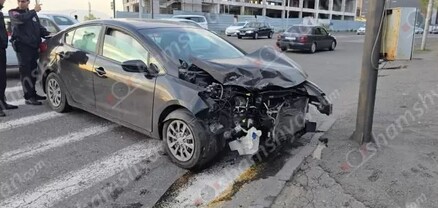 Երևանում բախվել են Kia-ն ու Lexus-ը. վերջինը վրաերթի է ենթարկել հետիոտնին, ապա կոտրել լուսակիրը. կա վիրավոր․ shamshyan.com