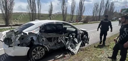 Սևան-Երևան ավտոճանապարհին 24-ամյա վարորդը էլեկտրոմոբիլով բախվել է արգելապատնեշներին․ shamshyan.com