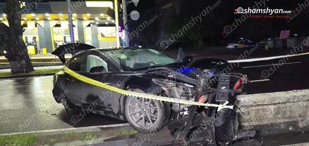 Երևանում «Tesla»-ն բախվել է բազալտե եզրաքարին և հայտնվել հանդիպակաց գոտում. կա վիրավոր. shamshyan.com