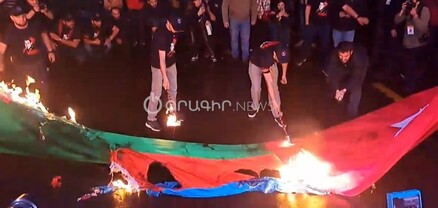 Ջահերով երթի մասնակիցներն այրեցին Թուրքիայի և Ադրբեջանի դրոշները