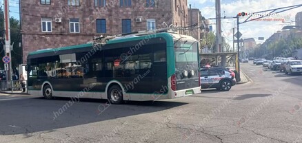 Երևանում «Lexus»-ը վրաերթի է ենթարկել տրոլեյբուսի հետնամասում աշխատանքներ կատարող տրոլեյոբուսի վարորդին. shamshyan.com