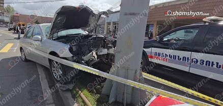 Աբովյանում «Mercedes»-ը կոտրել է ճանապարհային երթևեկության ցուցանակն ու բախվել սյանը. shamshyan.com