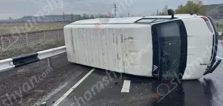Կոտայքի մարզում Ford Transit-ը բեռնատարի պատճառով կողաշրջվել է․ վթարի մեղավորը դեպքի վայրը չի լքել․ shamshyan.com