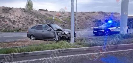Ավտովթար՝ Երևանում. Lada Priora-ն բախվել է գովազդային սյանը. կա վիրավոր. shamshyan.com