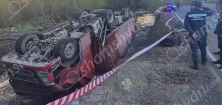 Խոշոր ավտովթար՝ Սյունիքի մարզում․ իրանցի վարորդը բեռնատարով գլխիվայր հայտնվել է Որոտան գետում․ shamshyan.com