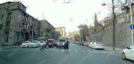 Երևանում կառավարական համարանիշներով ջիպը երթևեկում է հանդիպակաց, անցնում կարմիր լույսի տակով. մայրն ու մանկասայլակով երեխան հրաշքով են փրկվում. shamshyan.com
